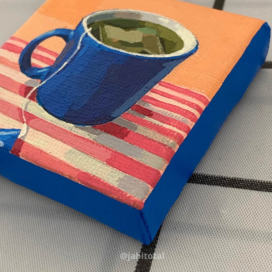 Mini hiervita de manzanilla en taza azul
