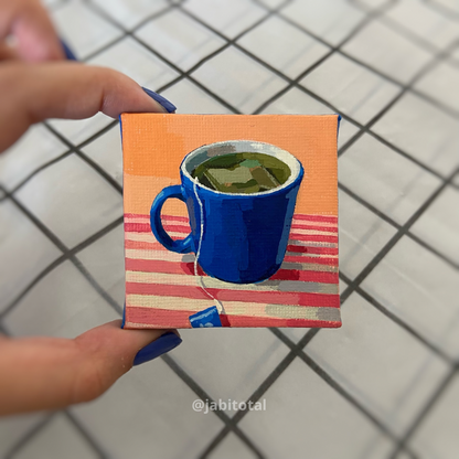 Mini hiervita de manzanilla en taza azul