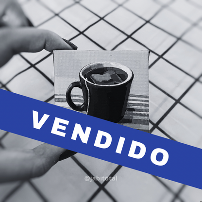 Mini hiervita de manzanilla en taza azul