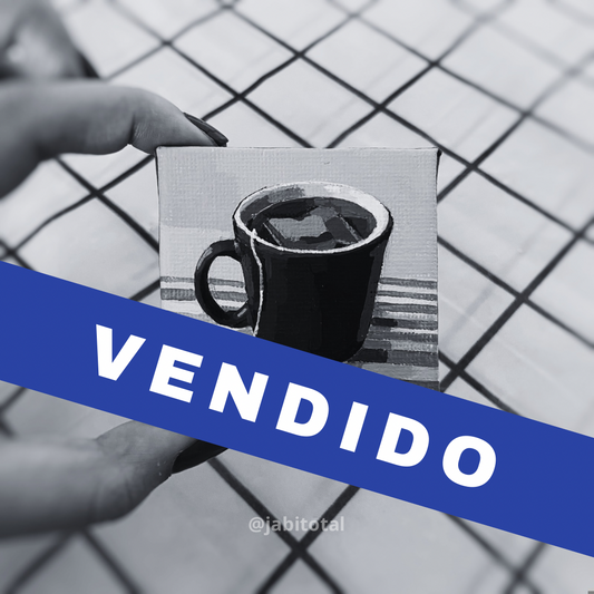 Mini hiervita de manzanilla en taza azul